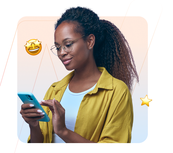 Uma jovem negra de cabelos longos, roupas claras e camisa azul clara. Está segurando no braço esquerdo sua mochila azul com estrelas brancas e cadernos alaranjados no braço direito. Compondo a imagem vemos informações apenas visuais de cursos e de video-aulas, trazendo a interpretação de que há diversos cursoso do Futuro.Digital disponíveis para o público.