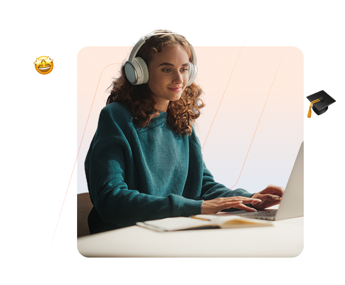 Uma jovem negra de cabelos longos, roupas claras e camisa azul clara. Está segurando no braço esquerdo sua mochila azul com estrelas brancas e cadernos alaranjados no braço direito. Compondo a imagem vemos informações apenas visuais de cursos e de video-aulas, trazendo a interpretação de que há diversos cursoso do Futuro.Digital disponíveis para o público.